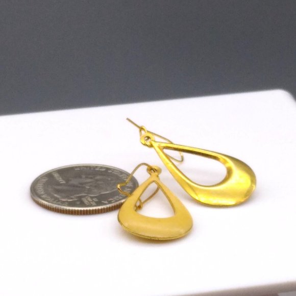 Vintage Reversible Puffy Teardrop Dangle Earrings, Classic Beige Enamel and Gold - Picture 5 of 5